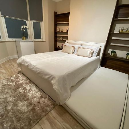 Private Rooms In Excellent Family House ,Zone 2 伦敦 外观 照片