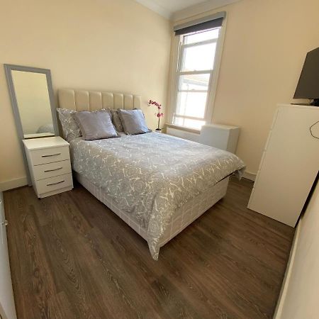 Private Rooms In Excellent Family House ,Zone 2 伦敦 外观 照片