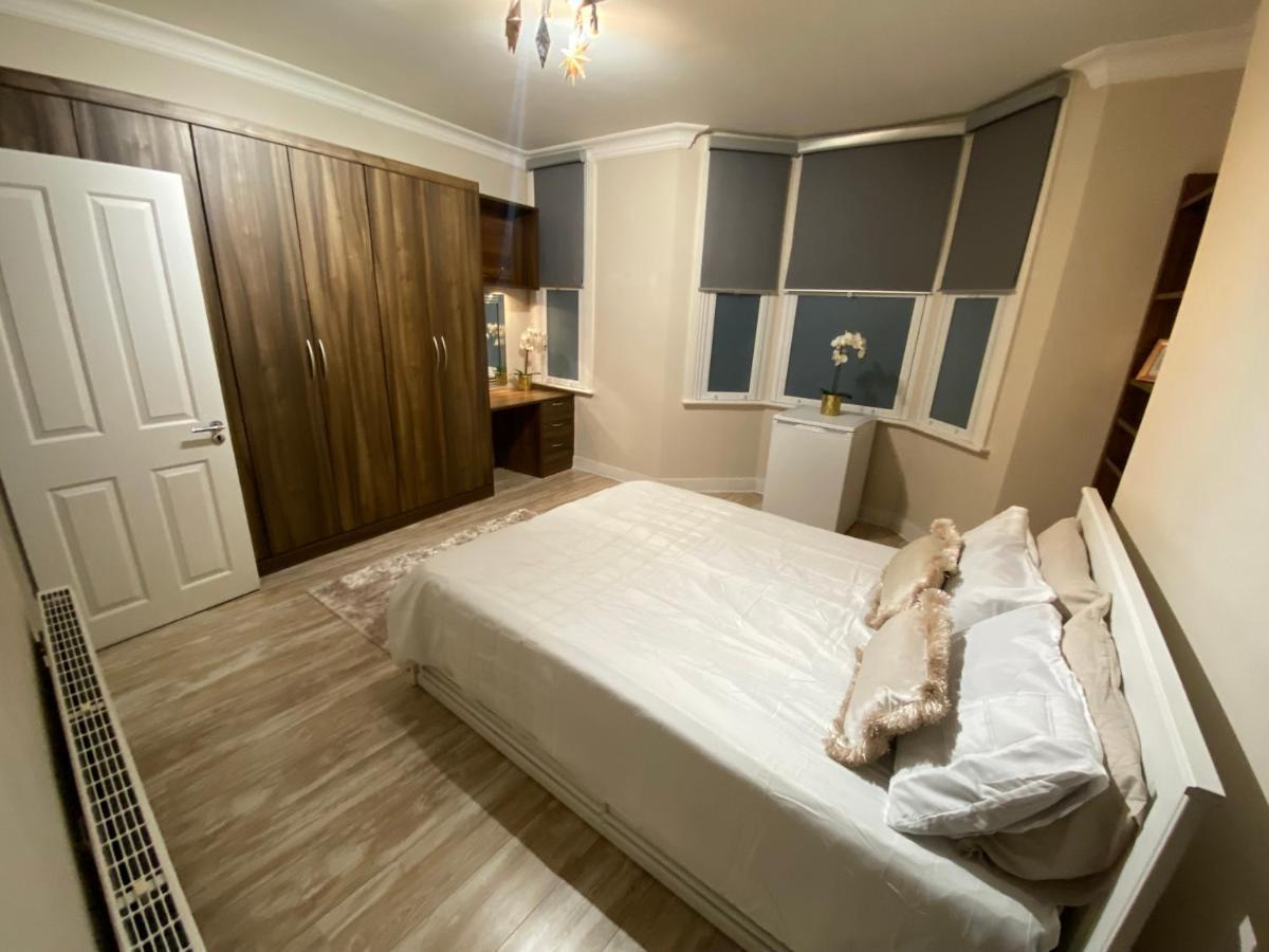 Private Rooms In Excellent Family House ,Zone 2 伦敦 外观 照片