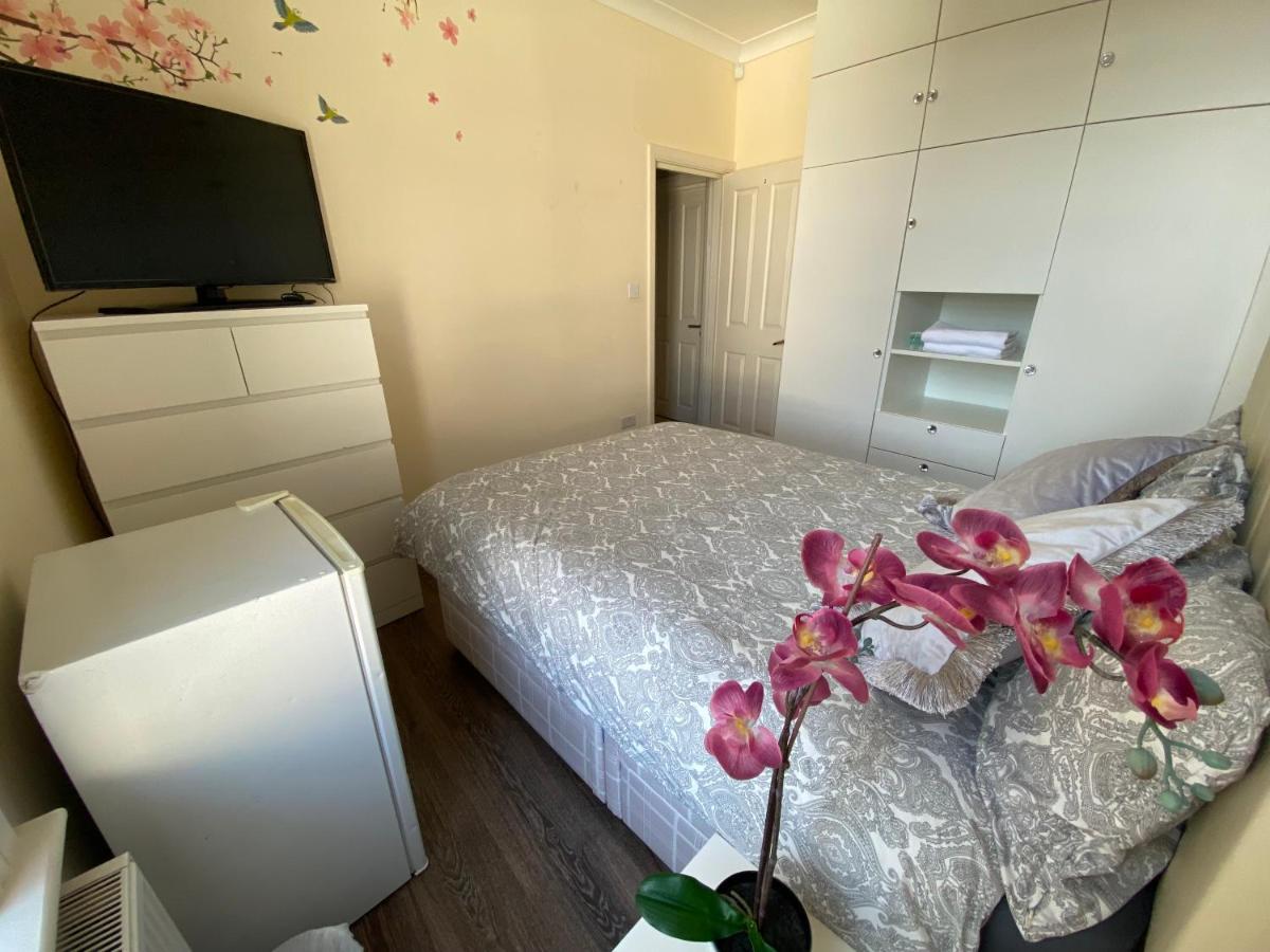 Private Rooms In Excellent Family House ,Zone 2 伦敦 外观 照片