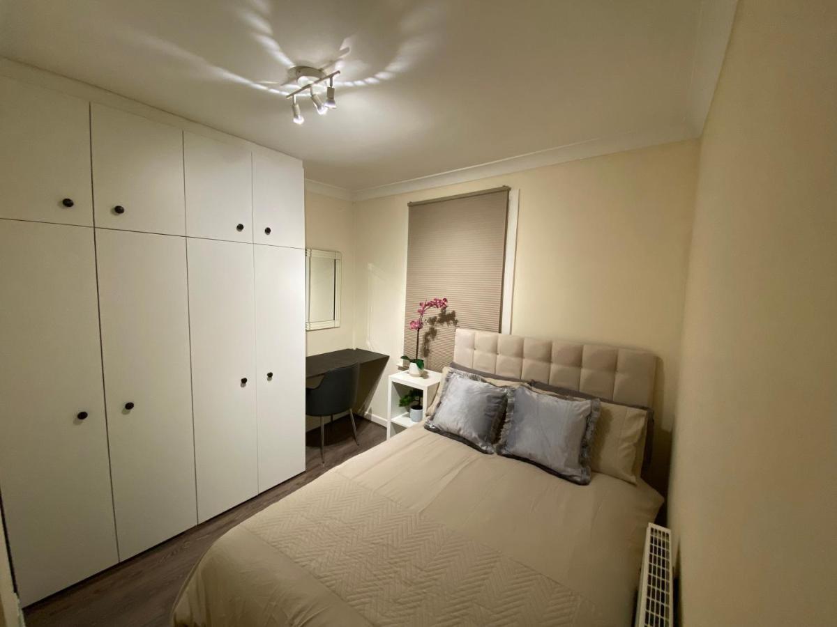 Private Rooms In Excellent Family House ,Zone 2 伦敦 外观 照片