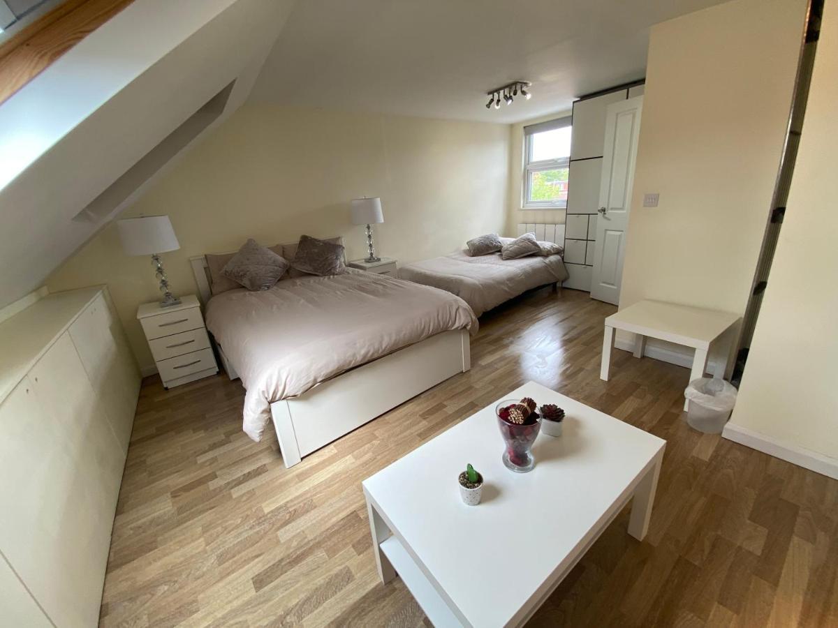 Private Rooms In Excellent Family House ,Zone 2 伦敦 外观 照片