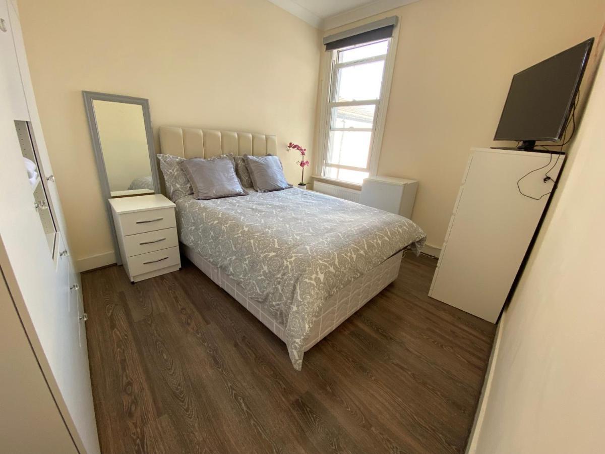 Private Rooms In Excellent Family House ,Zone 2 伦敦 外观 照片